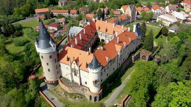 空中视图兹勒比城堡中央波西米亚地区捷克共和国原始兹勒比城堡重建新哥特式的风格<strong>酒庄酒庄</strong>兹勒比czechia